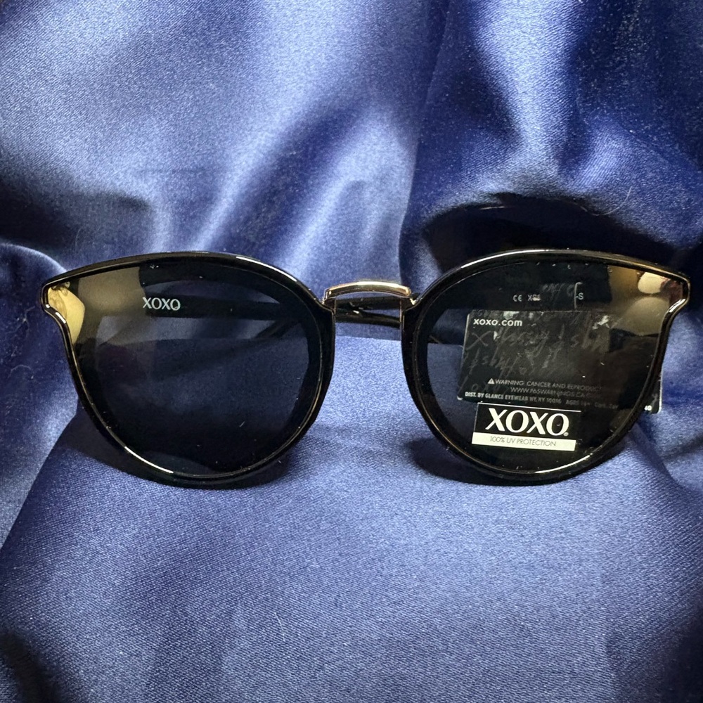 Sunglasses XOXO Classic Black NWT Gold Accents